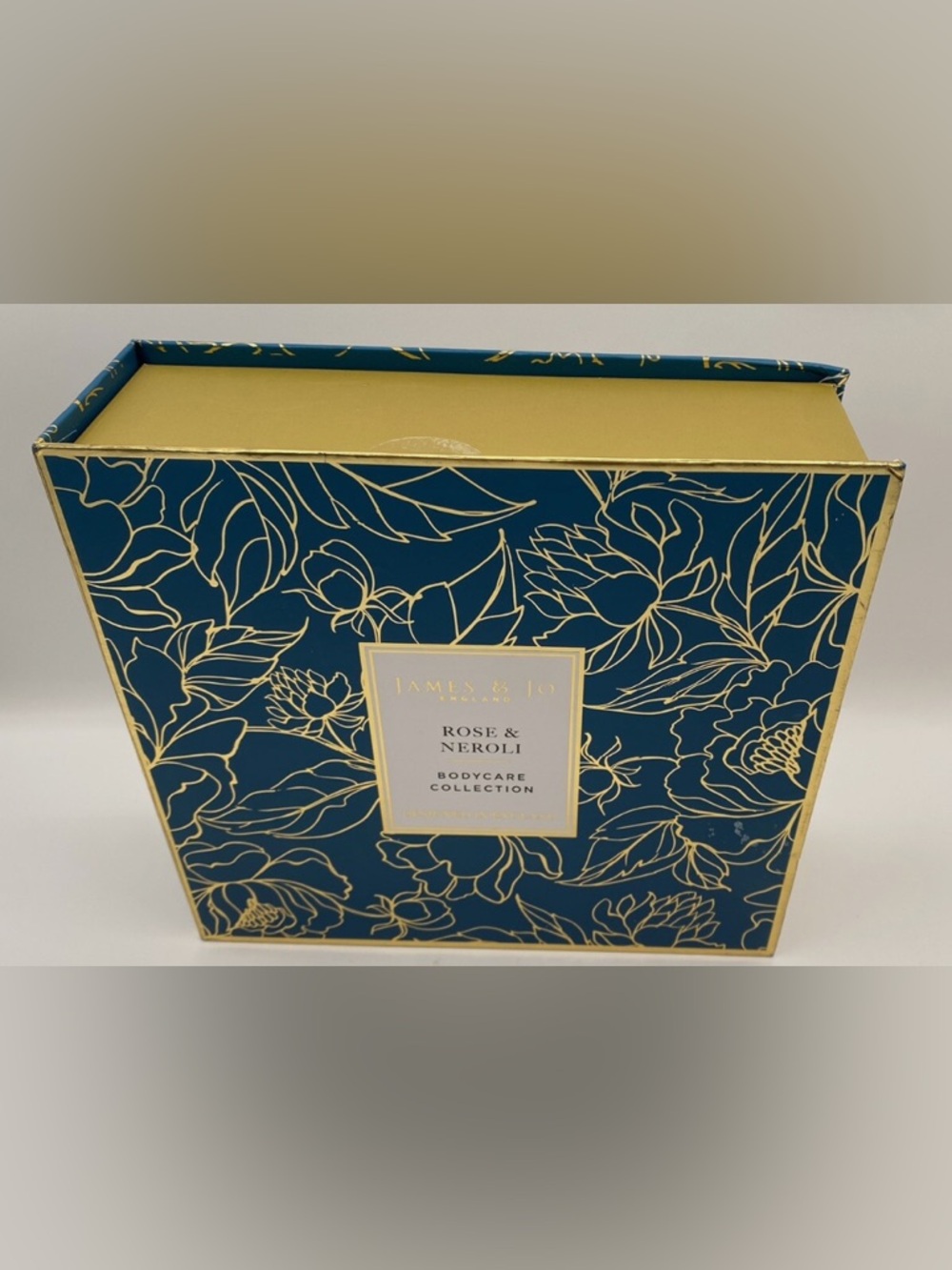 James & Jo England Rose & Neroli Body Care Collection
Gift Box Set